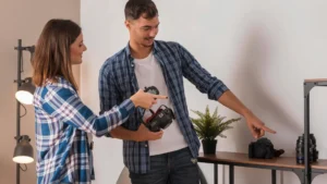 Fotógrafo y cliente señalando equipo fotográfico