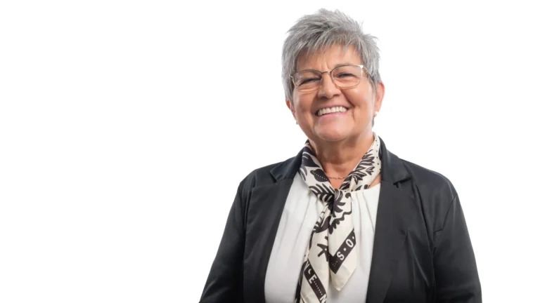 Comunicación Durante la Sesión. Imagen de una persona sonriendo naturalmente frente a la cámara.