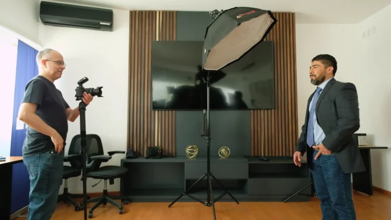 Imagen de fotógrafo y cliente, comunicándose durante la sesión